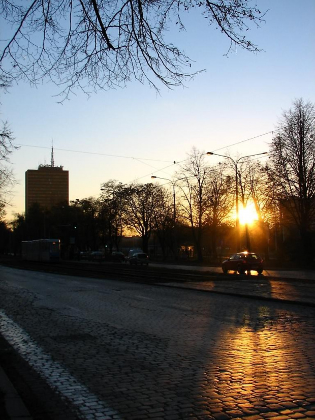 . poltegor #wrocław #ZachódSłońca #wieczór #wieżowiec