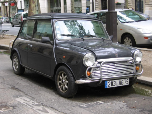 Na ulicy du Kleber w Paryżu #auto #samochód #bryczka #mini #Austin #Morris