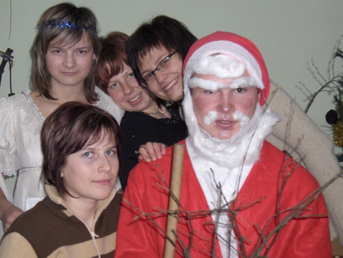 6 grudnia to tradycyjne Mikołajki. Młodzież z Internatu ZS w Sobieszynie również doczekała się swojego Mikołaja #AnnaGuz #EdytaZielińska #EwaMarchewka #EwelinaŻyła #Mikołajki #Sobieszyn #KamilMajchrzak
