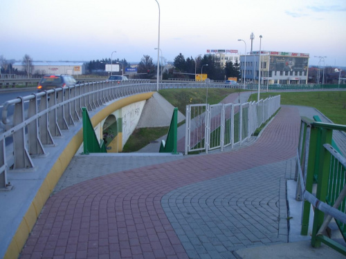 Oto zapewne najniebezpieczniejsze miejsce dla rowerzystów na całym ciągu Trasy Siekierkowskiej. Po zmroku, bardzo łatwo można wjechać na strome schody. #rower
