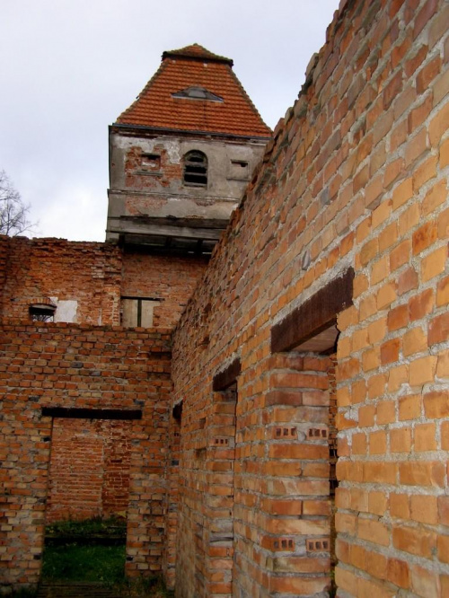 Wieża pałacowa widziana z północnego skrzydła.