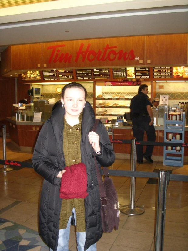 Patrycja na lotnisku w Edmonton, w tle Tim Hortons! 9XII 2006