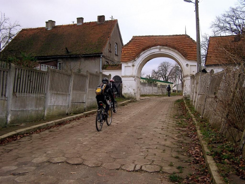 Brama wjazdowa na dziedziiec pałacu w Główczycach.