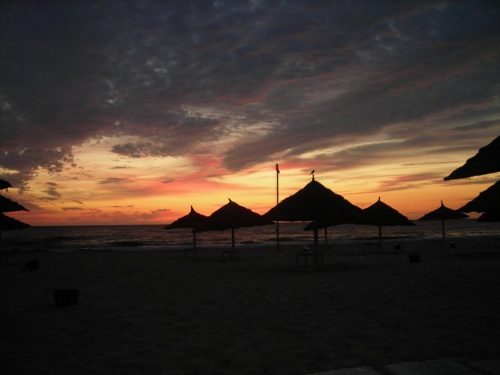 Parasole przed wchodem słońca #WschódSłońca #plaża