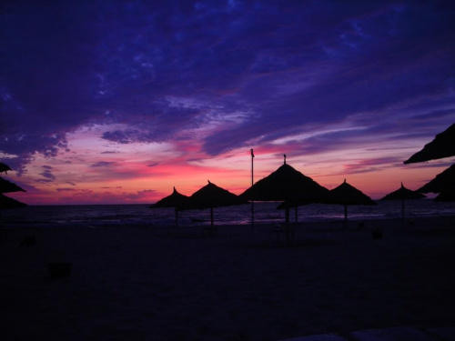 Parasole o wschodzie słońca na kolorowo #WschódSłońca #plaża