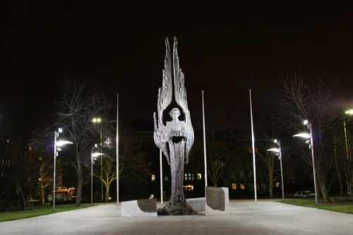 Pomnik - Ofiarom Grudnia 1970 - Pamięci ofiar pacyfikacji wybrzeża dokonanej przez władze komunistyczne w grudniu 1970r w Szczecinie