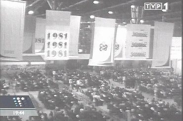 Specjalne wydanie głównych "Wiadomości" 13 grudnia 2006 roku - 25. rocznica ogłoszenia stanu wojennego.
www.TVPmaniak.tv.pl #tvp #tvp1 #wiadomości #gawryluk #dorota #StanWojenny #tvpmaniak