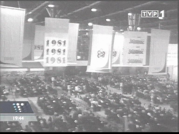 Specjalne wydanie głównych "Wiadomości" 13 grudnia 2006 roku - 25. rocznica ogłoszenia stanu wojennego.
www.TVPmaniak.tv.pl #tvp #tvp1 #wiadomości #gawryluk #dorota #StanWojenny #tvpmaniak