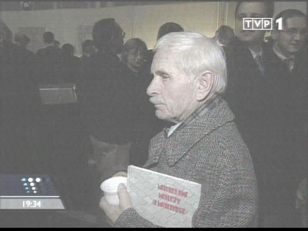 Specjalne wydanie głównych "Wiadomości" 13 grudnia 2006 roku - 25. rocznica ogłoszenia stanu wojennego.
www.TVPmaniak.tv.pl #tvp #tvp1 #wiadomości #gawryluk #dorota #StanWojenny #tvpmaniak