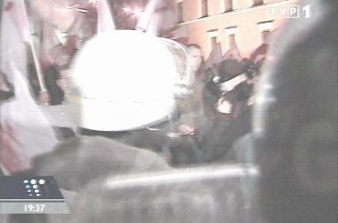 Specjalne wydanie głównych "Wiadomości" 13 grudnia 2006 roku - 25. rocznica ogłoszenia stanu wojennego.
www.TVPmaniak.tv.pl #tvp #tvp1 #wiadomości #gawryluk #dorota #StanWojenny #tvpmaniak