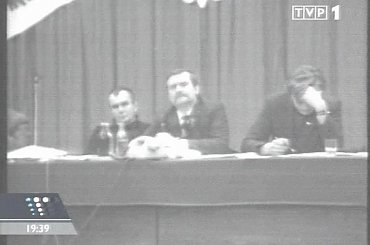 Specjalne wydanie głównych "Wiadomości" 13 grudnia 2006 roku - 25. rocznica ogłoszenia stanu wojennego.
www.TVPmaniak.tv.pl #tvp #tvp1 #wiadomości #gawryluk #dorota #StanWojenny #tvpmaniak