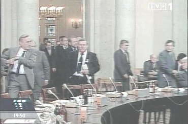 Specjalne wydanie głównych "Wiadomości" 13 grudnia 2006 roku - 25. rocznica ogłoszenia stanu wojennego.
www.TVPmaniak.tv.pl #tvp #tvp1 #wiadomości #gawryluk #dorota #StanWojenny #tvpmaniak