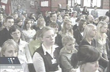 Specjalne wydanie głównych "Wiadomości" 13 grudnia 2006 roku - 25. rocznica ogłoszenia stanu wojennego.
www.TVPmaniak.tv.pl #tvp #tvp1 #wiadomości #gawryluk #dorota #StanWojenny #tvpmaniak