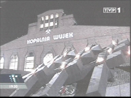 Specjalne wydanie głównych "Wiadomości" 13 grudnia 2006 roku - 25. rocznica ogłoszenia stanu wojennego.
www.TVPmaniak.tv.pl #tvp #tvp1 #wiadomości #gawryluk #dorota #StanWojenny #tvpmaniak