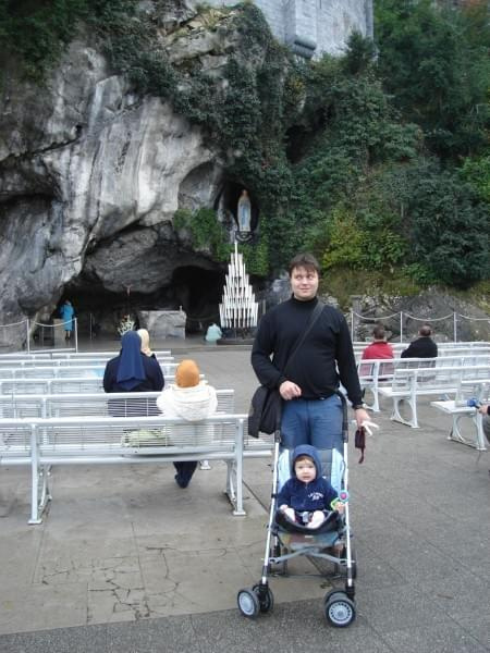 Lourdes - miejsce pielgrzymek z całego świata (Francuska Częstochowa). Zdjęcia z miasteczka oraz z Bazyliki na początku Grudnia