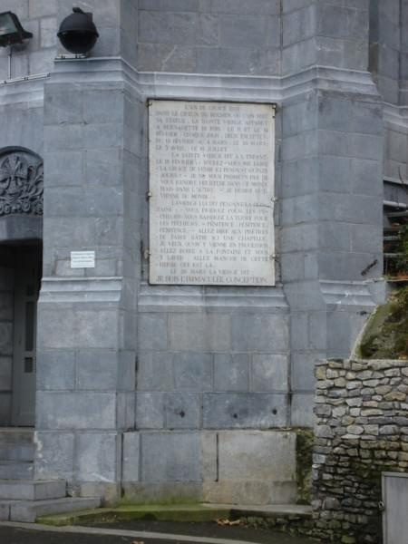 Lourdes - miejsce pielgrzymek z całego świata (Francuska Częstochowa). Zdjęcia z miasteczka oraz z Bazyliki na początku Grudnia