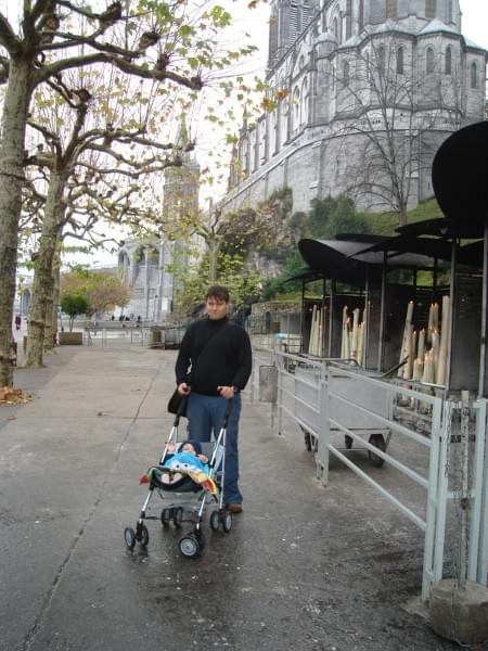 Lourdes - miejsce pielgrzymek z całego świata (Francuska Częstochowa). Zdjęcia z miasteczka oraz z Bazyliki na początku Grudnia