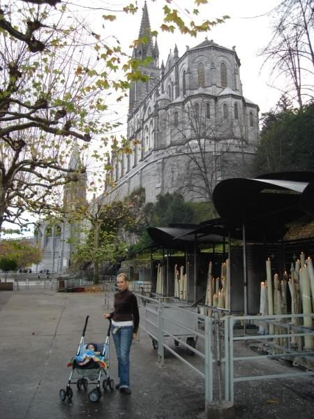 Lourdes - miejsce pielgrzymek z całego świata (Francuska Częstochowa). Zdjęcia z miasteczka oraz z Bazyliki na początku Grudnia