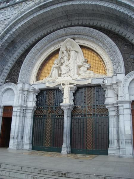 Lourdes - miejsce pielgrzymek z całego świata (Francuska Częstochowa). Zdjęcia z miasteczka oraz z Bazyliki na początku Grudnia