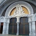 Lourdes - miejsce pielgrzymek z całego świata (Francuska Częstochowa). Zdjęcia z miasteczka oraz z Bazyliki na początku Grudnia