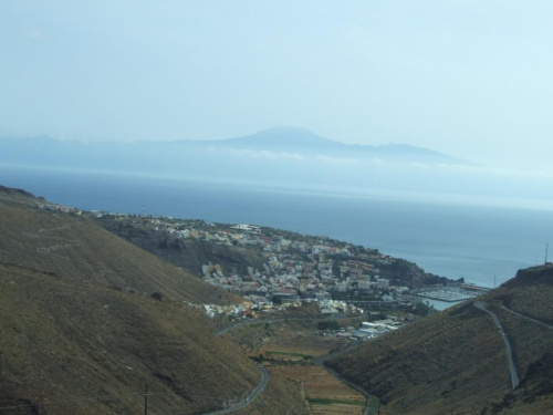 La Gomera - wspinamy sie w góre , a na horyzoncie Teneryfa