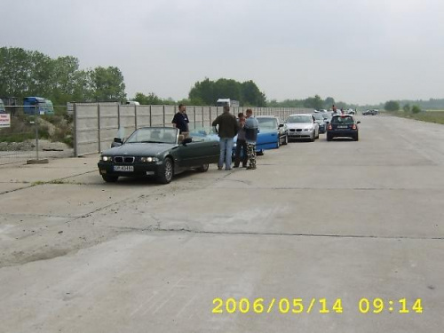 Beemkowicze na płytach lotniska- III ZLOT BMW Skarbimierz 14.05.2005 Na fotce jest mój Tata, Piotruś, Michał i Robert.