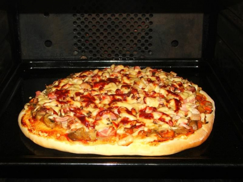 Pizza w trakcie pieczenia #pizza #danie #potrawa #potrawy