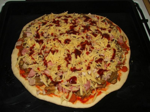 Pizza przed upieczeniem #pizza #danie #potrawa #potrawy