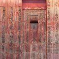 Staroegipskie "drzwi" bronišce wstepu do którego z grobowców. BM
