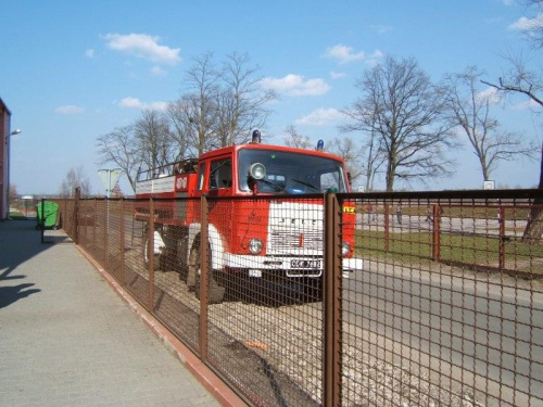 Likwidacja miejscowego zagrożenia
08.04.2006 Nasza OSP została powiadomiona przez pracownika szkoły podstawowej w Czepielowicach o niebezpiecznie zwisającym piorunochronie nad bocznym wejściem do szkoły. Po przybyciu na miejsce i rozpoznaniu sytuacji z...