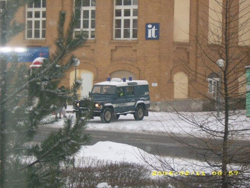 Policyjny radiowoz marki Land Rover Defender 4x4