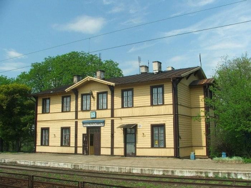 Klementowice - dworzec kolejowy, widok od strony peronu