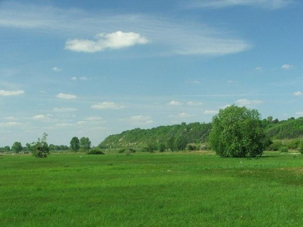 Skarpa Dobrska - widok z szosy do Dobrego