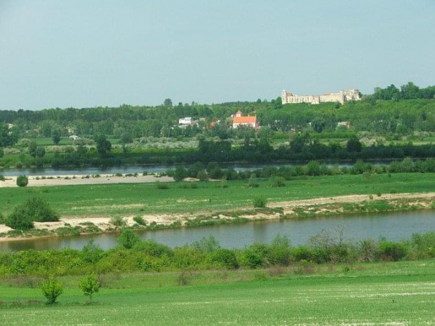 Krowia Wyspa, dalej kościół i zamek w Janowcu