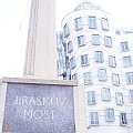 Praha-most Jiraskuv i w tle "tańczący" budynek