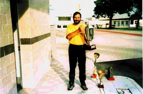 Był to czerwiec 2002 r Mistrzostwa Swiata w piłce nożnej stad czyszczenie pucharów z wystawy Stacji benzynowej. #Pielgrzymka