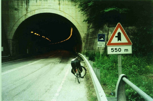 Własnie w Apeninach zaliczam tunel. Tylko na 1/2 km długi #Pielgrzymka