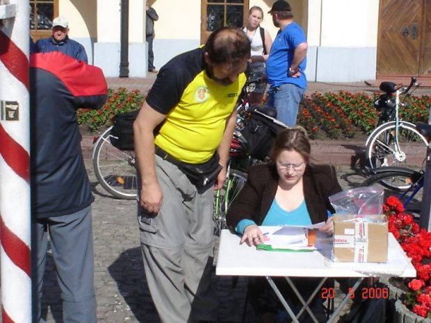 Komadnor Rajdu sprawdza listę uczestników. P. Aldona za stolikiem #pttk