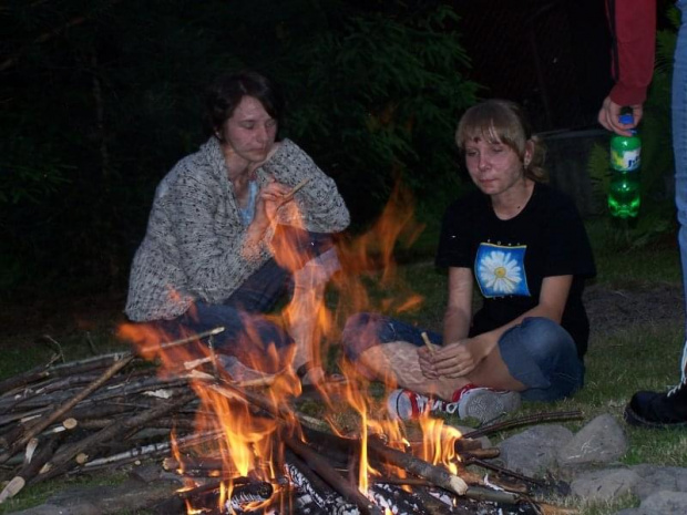 Przy ognisku cieplej: Beata i Sylwia.