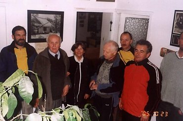 W przedsionku Domu Pamięci Adama Bienia w Ossali jest bardzo dużo pamiątek. Rowerzyści ze Staszowa z Hanną Bielską i Stanisławem Bielskim. #PTTK #zwiedzanie