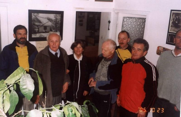 W przedsionku Domu Pamięci Adama Bienia w Ossali jest bardzo dużo pamiątek. Rowerzyści ze Staszowa z Hanną Bielską i Stanisławem Bielskim. #PTTK #zwiedzanie
