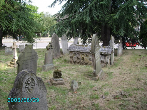 Kosciólek wraz z cmentarzem z 1625. Corby. UK