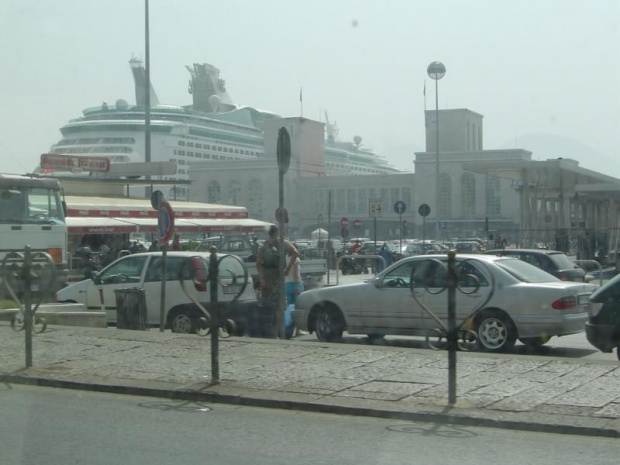 Fotka tuż po przylocie,z okna samochodu. PORT W NEAPOLU.