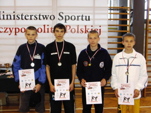 Lucjan Bosak (drugi z prawej) - mistrz Polski w kick-boxingu semi-contact.