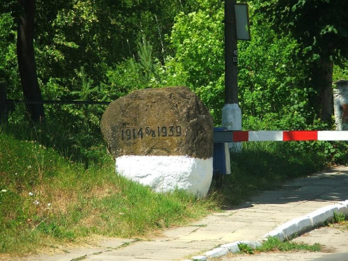 Garbatka-Letnisko - przejazd kolejowy i kamień z wykutym napisem: 1914 6/8 1939 #Garbatka #letnisko #kamień #przejazd #szlaban