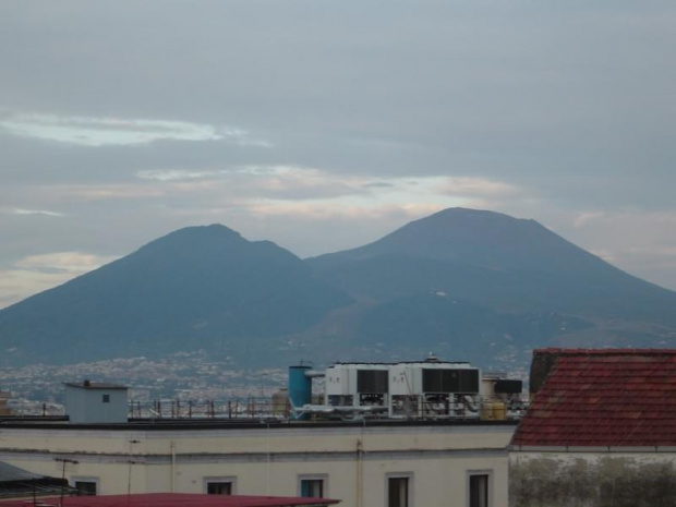 Dwa symbole Napoli: Monte Somma i wulkan Wezuwiusz (to ten z prawej strony)...Wezuwiusz - to spiacy wulkan.Kto zna historie,to na pewno slyszal o Pompejach czy Herkulanum...Z Vesuwiem (jak go tu pieszczotliwie nazywaja) nie ma zartow...Oczywiscie jest...