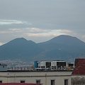 Dwa symbole Napoli: Monte Somma i wulkan Wezuwiusz (to ten z prawej strony)...Wezuwiusz - to spiacy wulkan.Kto zna historie,to na pewno slyszal o Pompejach czy Herkulanum...Z Vesuwiem (jak go tu pieszczotliwie nazywaja) nie ma zartow...Oczywiscie jest...